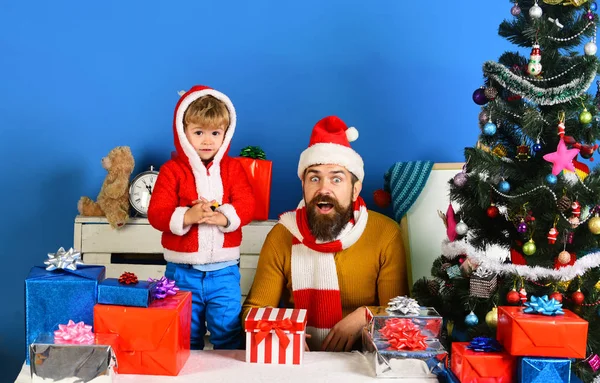 Mann mit Bart und schockiertem Gesicht spielt mit Junge — Stockfoto