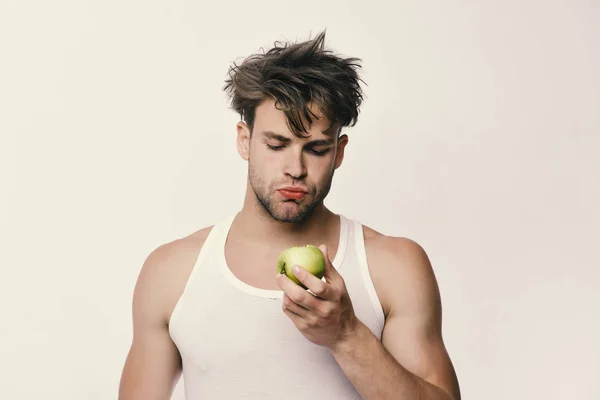 Tipo con cara seria aislado sobre fondo gris claro — Foto de Stock