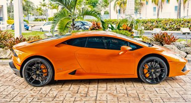 Supercar Lamborghini Aventador turuncu
