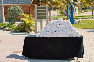 Beyaz, banyo Havlu yığını siyah masaya yerleştirilmiştir