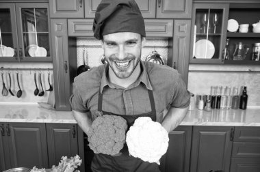 Dikkatlice yerine koy. Her ne kadar değişimler aldatıcı bir iş gibi görünse de. Bozulmuş tabak zaman kaybıdır. Adam şef brokoliyi karnabaharla değiştiriyor. Şef gülümseme, mutfak numaraları bilir.