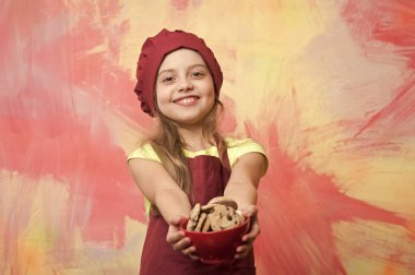 çocuk, çikolata kurabiye ile önlük kırmızı Şef şapkalı küçük kız