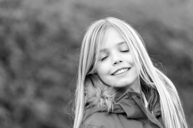 Kapalı gözlü çocuğun zevk pastoral sonbahar günü