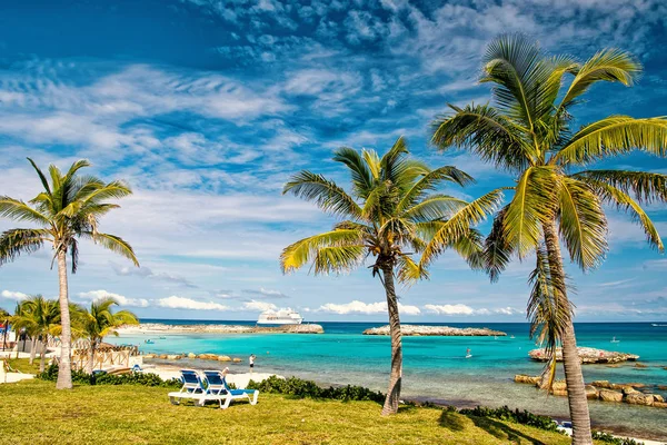 Praia tropical idílica com palmeiras — Fotografia de Stock