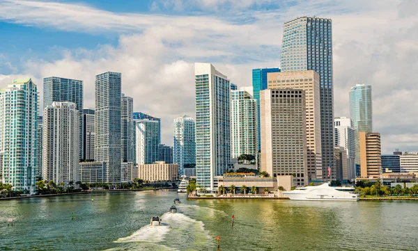 Miami wolkenkrabbers met blauwe bewolkte hemel, boot varen, luchtfoto — Stockfoto