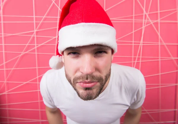 クリスマスのオンライン ショッピング。明けましておめでとう。サンタの男。クリスマス前に朝。ありがとう。クリスマス プレゼントのサンタの帽子の男を待ちます。配信クリスマス プレゼント。クリスマスの組成 — ストック写真