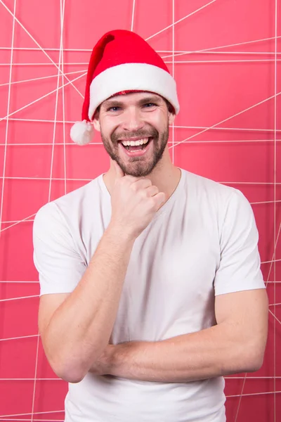 サンタの帽子の男は クリスマス プレゼントを保持します 幸せなサンタ男 クリスマス前に朝 配信クリスマス プレゼント クリスマスのオンライン ショッピング 明けましておめでとう — ストック写真