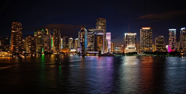 Grattacieli di Miami skyline di notte, Vista aerea — Foto Stock