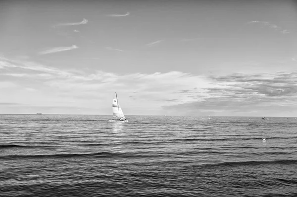 Barca a vela in mare di Danzica, Polonia. Barca a vela con vela luminosa che naviga sull'acqua su cielo blu. Avventura estiva e vacanza attiva. Yacht vela e vagabondaggio. Navi e trasporti per via navigabile — Foto Stock