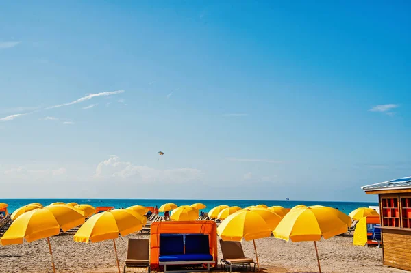 Umbrella and chair on white sand at blue sea — Stock Photo, Image