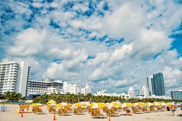 Playa con tumbonas bajo sombrillas amarillas — Foto de Stock