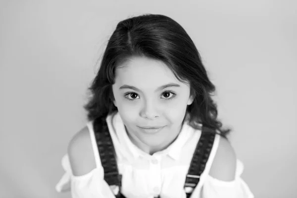 Conceito de anos de infância. preto e branco feliz menina — Fotografia de Stock