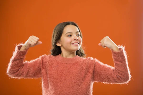 Gyllene regler för att höja mentalt starka barn. Barn Söt flicka visar biceps gest av kraft och styrka. Känn så kraftfull. Flickor regler koncept. Uppfostran råd för flickor. Stark och kraftfull — Stockfoto