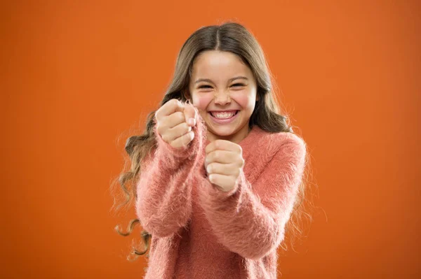 Selbstverteidigungsstrategien, die Kinder gegen Tyrannen einsetzen können. Mädchen halten Fäuste bereit Angriff oder Verteidigung. Mädchen Kind niedlich, aber stark. Selbstverteidigung für Kinder. Verteidigung der Unschuld. Wie man Kindern beibringt, sich selbst zu verteidigen — Stockfoto