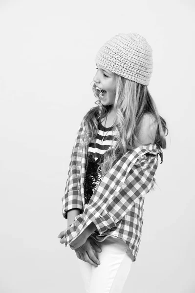Liten flicka bär rolig tröja med hjärta — Stockfoto