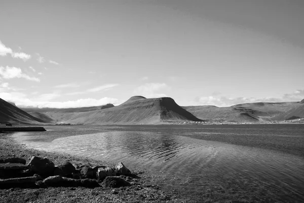 Sommerurlaub in Isafjordur, Island. Hügelige Küste vor sonnig blauem Himmel. Berglandschaft vom Meer aus gesehen. Entdecken Sie wilde Natur auf der skandinavischen Insel. Fernweh und Reisekonzept — Stockfoto