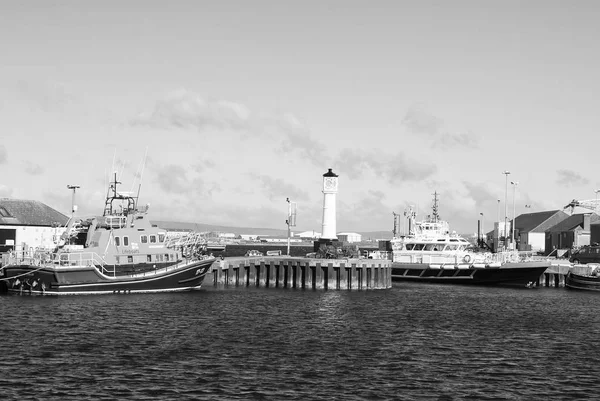 Kirkwal, 英国-2010年2月19日: 海港与船和灯塔在蓝天。水运运输。海上旅行。在岛上的暑假。流浪和旅途 — 图库照片