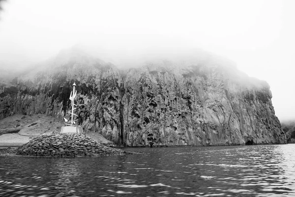 Costa rocosa del mar en el cielo brumoso en Heimaey, iceland. Formación de montaña a lo largo de la costa. Mar en el paisaje de montaña. Naturaleza con buen concepto ecológico y medioambiental — Foto de Stock