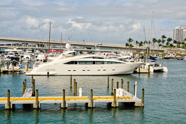 Biscayne Bay, yat boyunca şehir Miami koyunda demirledi
