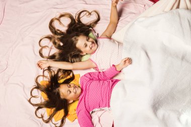 Çocuk mutlu yüzler ve bağsız kıl kalbimizde