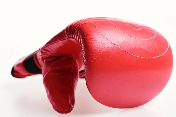 Concepto de protección y resistencia. Guante de boxeo en color rojo —  Fotos de Stock