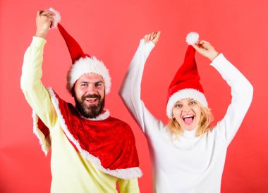 Sakal ve santa şapka ponpon kırmızı arka plan ile kadında olan adam. Noel kavramı maskeli balo ya da karnival. Çift neşeli yüzü Noel kutlaması. Çift kutlamak kış tatil Noel partisi