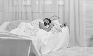 Sakin yüz beyaz çarşafımda yatıyor adam, yastık. NAP ve siesta kavramı. Adam arka plan üzerinde battaniye, beyaz perdeler ile kaplı yatağa atma. Maço sakal uyku ile rahatlatıcı, nap, sahip rest