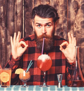 Adam iyi jest ahşap arka plan üzerinde gösterir. Alkol ve kokteyller