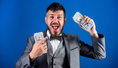 İşadamı nakit para var. Nakit kolay ve hızlı bir şekilde olsun. Nakit işlem iş. Adam mutlu kazanan zengin doları banknot yığını mavi arka plan tutun. Kolay nakit krediler. Piyango kavramı kazanmak