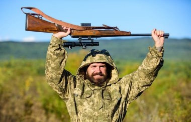Sakallı avcı tüfeği doğa arka plan. Genellikle sınırlı hayvan hasat. Avcılık Hobi kavramı. Deneyim ve pratik başarı avcılık oldukça rahat. Av sezonu. Adam av doğa ortam