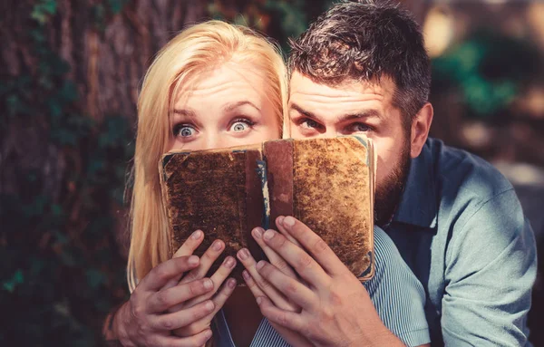 Birbirine aşık çiftler antik kitapları okurlar, karanlık geçmişleri vardır.. — Stok fotoğraf