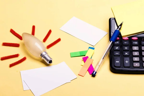 Concepto de accesorios e ideas empresariales. Papelería y calculadora. — Foto de Stock