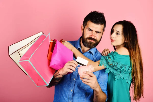 Ζευγάρι στην αγάπη κρατά τσάντες για ψώνια σε ροζ φόντο. — Φωτογραφία Αρχείου