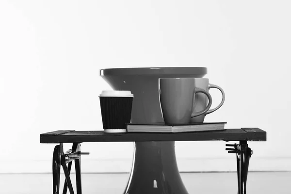 Chaise rouge et plateau en bois noir avec des tasses en papier rouge vert et livre dessus sur fond blanc, copie spac — Photo