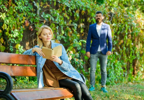 Parco posto migliore per appuntamento romantico. Coppia innamorata appuntamento romantico parco naturale sfondo. Ragazza seduta panchina leggere libro mentre aspettare fidanzato. Aspettalo per un appuntamento. Incontri nel parco. Concetto di relazioni romantiche — Foto Stock