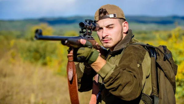 Homem caçador apontando fundo natureza rifle. Habilidades de caça e equipamento de armas. Um tipo a caçar ambiente natural. Arma de caça ou espingarda. Alvo de caça. Olhando para o alvo através do escopo do atirador — Fotografia de Stock