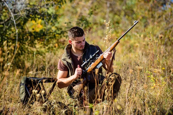 사냥의 촬영 트로피 사냥 취미와 여가 남자 충전 사냥 소총입니다. 사냥 장비 개념입니다. 동물을 찾고 소총 사냥꾼입니다. 자연 배경 사냥 사냥꾼 카키색 옷 준비 — 스톡 사진