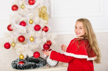 Noel ağacı süslemeleri çocuğu bırak. En sevdiğim kısım dekorasyon. Başlarken çocuk dekorasyon dahil. Kız uzun saç beyaz iç zemin top süsler tutun. Nasıl çocuk ile Noel ağacı süslemeleri