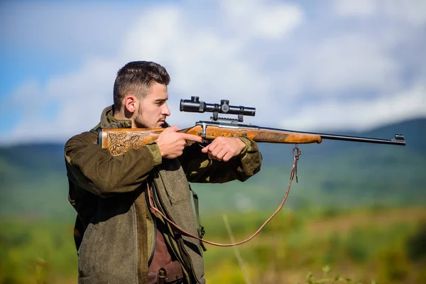 Arme de chasse pistolet ou fusil. Activité de passe-temps masculin. Cible de chasse. Homme chasseur visant fusil arrière-plan nature. L'expérience et la pratique donnent du succès à la chasse. Homme chasse environnement nature — Photo