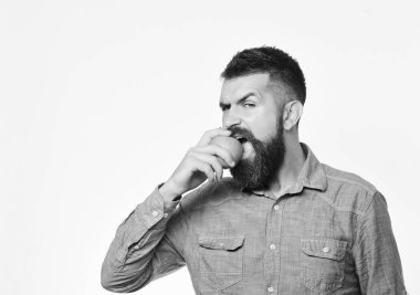 Bahçıvanlık ve sonbahar ürünleri. Sakallı adam kırmızı meyve yiyor.