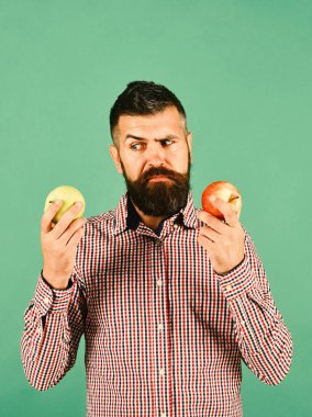 Adam evde yetişen hasatı sunuyor. Kararsız yüzlü çiftçi.