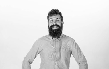 Sakal ve bıyık üzerinde neşeli yüzü giymek komik gözlük kravat, beyaz arka planı olarak olan adam. Optik ve gözlük kavramı. Kravat olarak giyim gözlük sakallı adam. Hipster dev çizgili gözlüklü