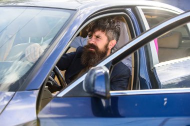 Yasaktır, araçlar için özel olarak yasaklıyor. Sürücü duman sigara. Dakika dinlenmek için. İşadamı araç sigara zor görüşmelerin ardından yorgun. Adam sakallı işadamı süre arabada oturup Sigara İçilmeyen