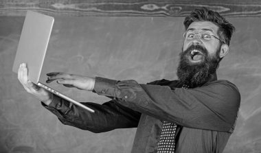 Başarılı sınav. Öğretmen mutlu bir adam geçti test online kara tahta arka plan ile modern dizüstü sakallı. Yenilikçi öğretmen gözlük dizüstü geçti mesafe bilgi onay tutun. Online sınavı