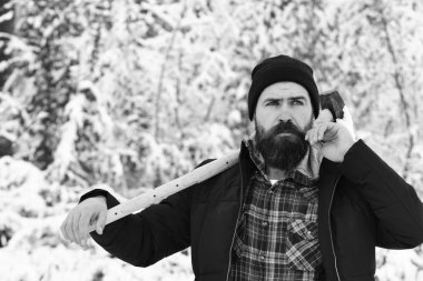 Maço kış giysileri içinde. Düşünceli yüzü olan adam.