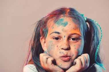 Ponytails çocukla çene tutar. Kız öğrenci boya noktalar vardır
