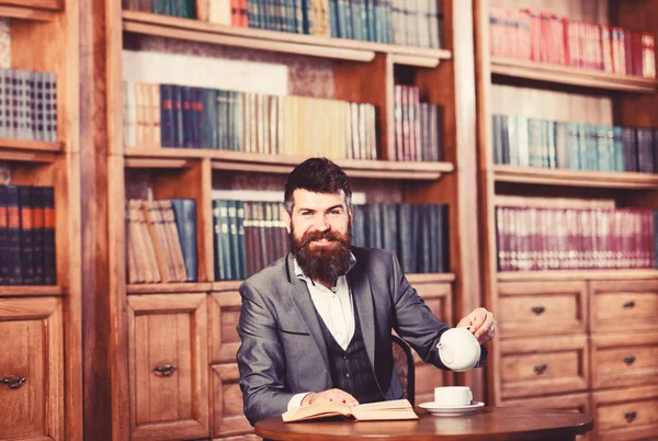 Buon mattino concetto. L'uomo beve il tè e guarda felice al mattino — Foto Stock