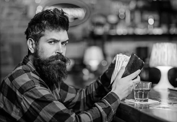 Guy tillbringar fritid i bar, defocused bakgrund. — Stockfoto