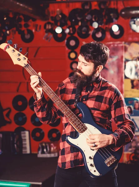 Homem com rosto ocupado detém guitarra, tocar música , — Fotografia de Stock