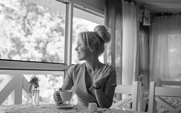 Жінка дивиться крізь вікно, фон природи. Кафе та концепція дати . — стокове фото